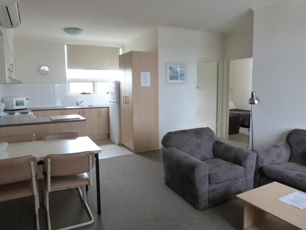 Glenelg Holiday Apartments - Corfu Adelaide Room photo